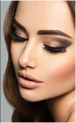 Permanent Make-up: betonte Augenbrauen und Lippenkontur